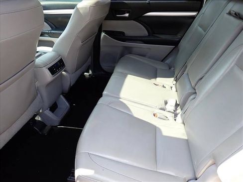 Used 2015 Toyota Highlander XLE AWD/4WD image 10