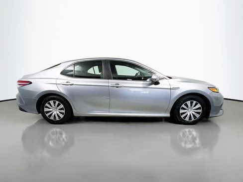 Used 2018 Toyota Camry LE image 3