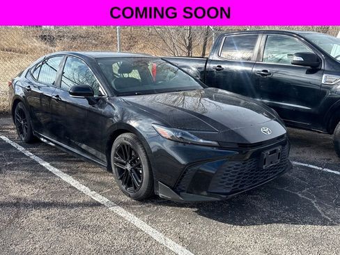 Used 2025 Toyota Camry SE image 1