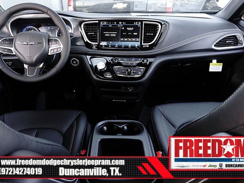 New 2026 Chrysler Pacifica Select image 11