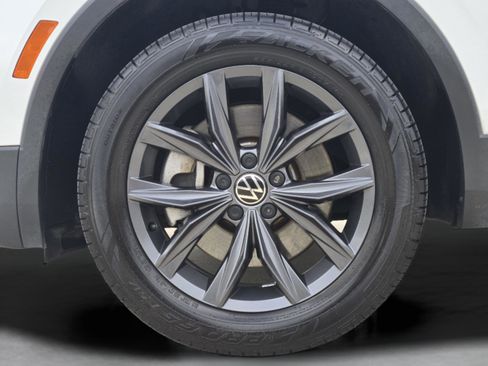 Used 2022 Volkswagen Tiguan SE AWD/4WD image 30