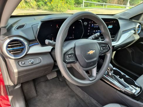 Used 2024 Chevrolet Trax LT FWD image 10