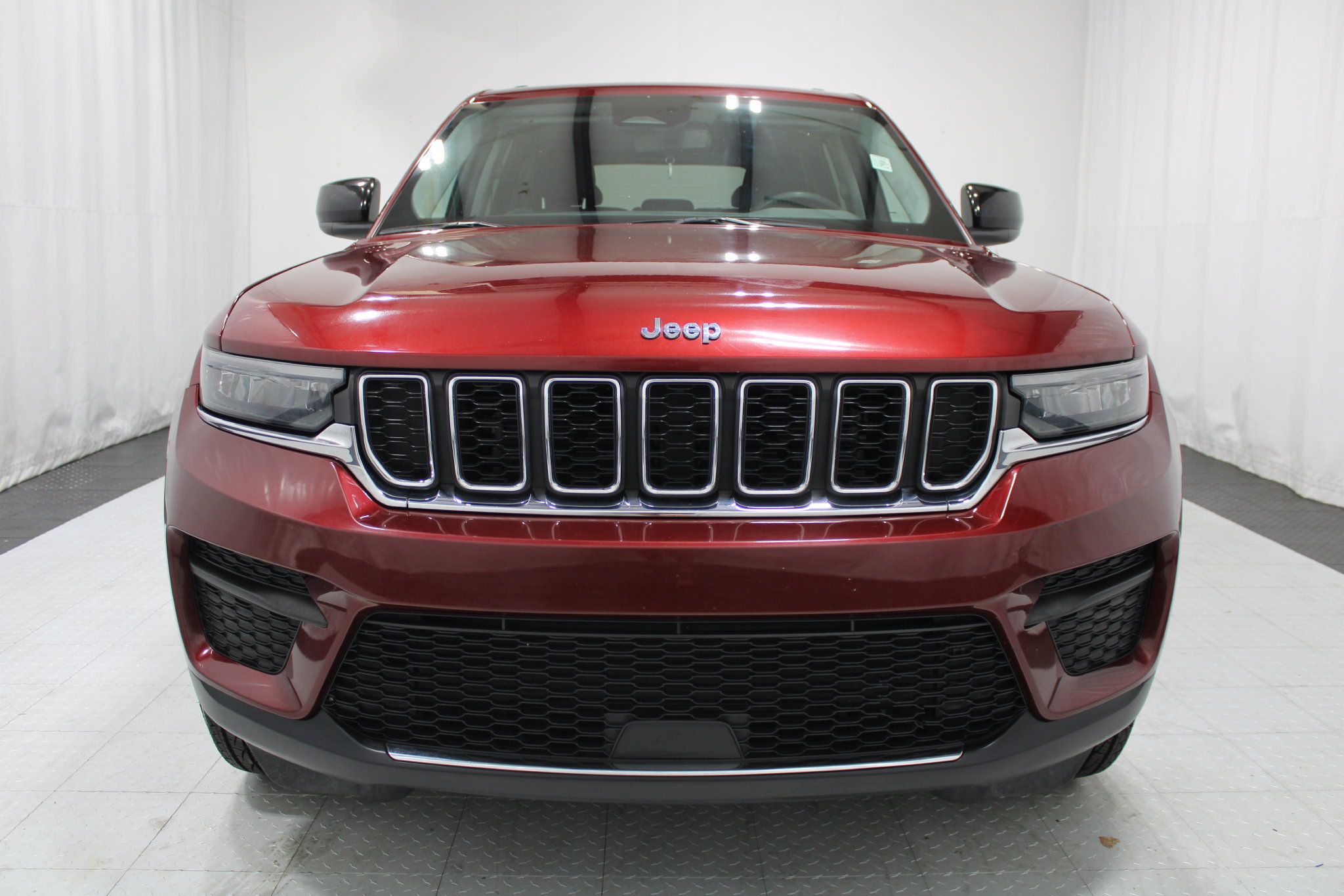 Used 2023 Jeep Grand Cherokee Laredo AWD/4WD image 3