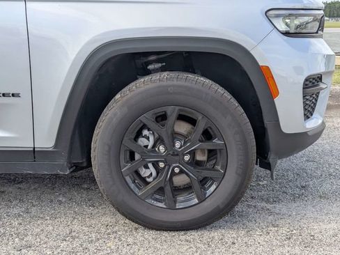 Used 2025 Jeep Grand Cherokee Altitude AWD/4WD image 11