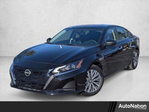 Used 2024 Nissan Altima 2.5 SV image 1