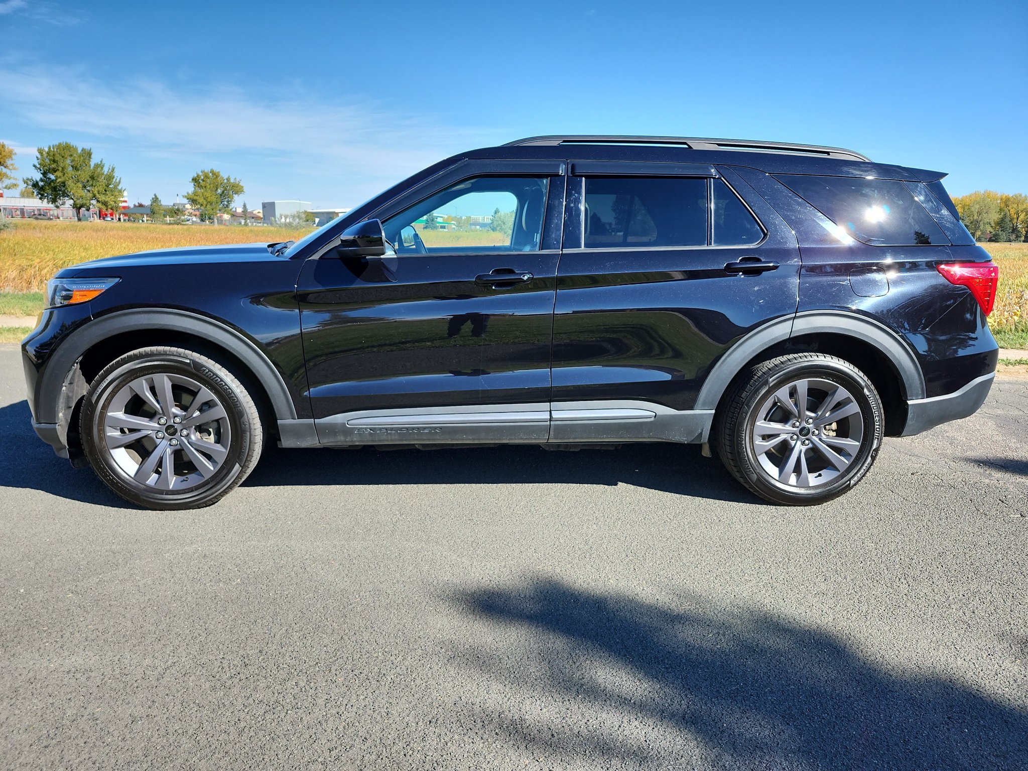 Used 2023 Ford Explorer XLT w/ XLT Sport Appearance Package AWD/4WD image 3