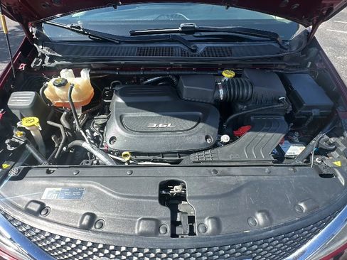 Used 2018 Chrysler Pacifica Limited w/ Tire & Wheel Group FWD image 11