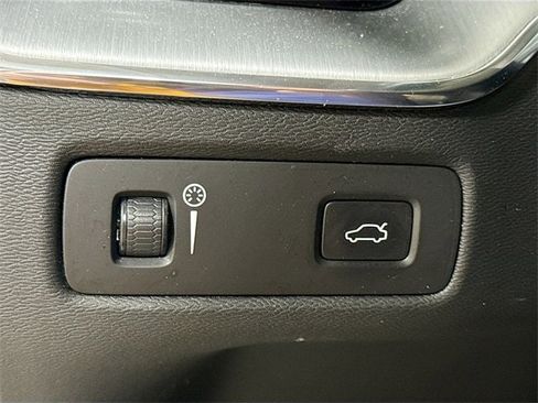 Used 2019 Volvo XC60 T5 Momentum w/ Premium Package image 12