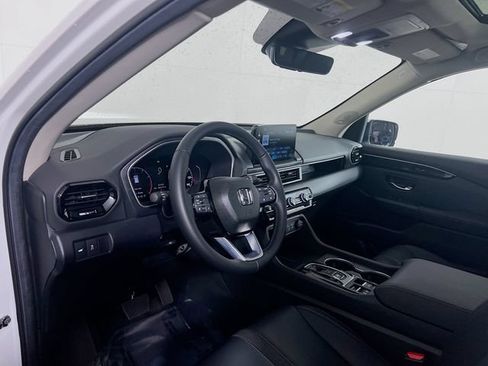 Certified 2025 Honda Pilot Touring image 9
