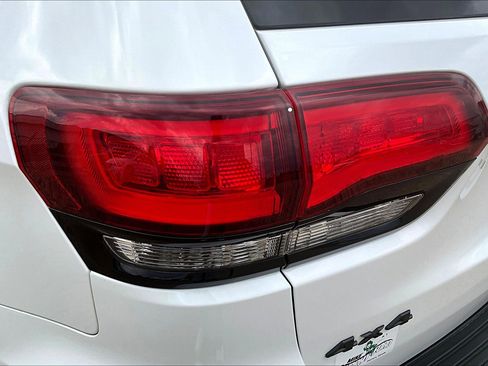 Used 2021 Jeep Grand Cherokee Laredo X image 28