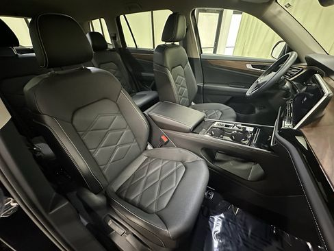 Used 2025 Volkswagen Atlas SE image 18