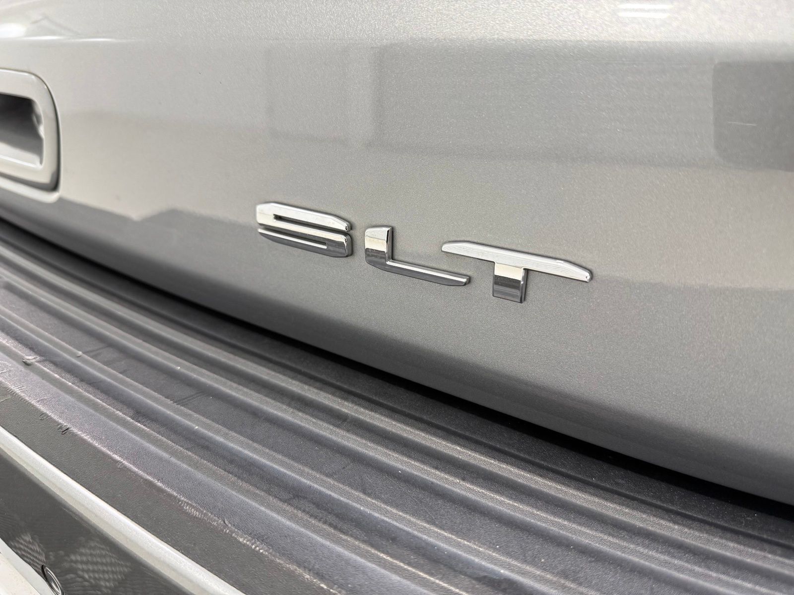 Used 2023 GMC Yukon SLT RWD image 9