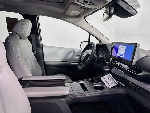 New 2026 Toyota Sienna XLE FWD image 33