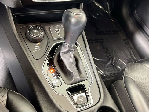 Used 2022 Jeep Cherokee Limited image 16