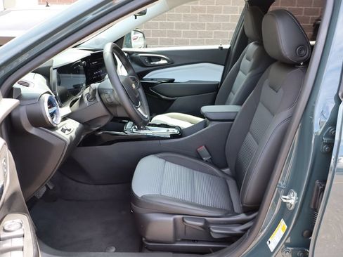 Used 2025 Chevrolet Trax LT w/ LT Convenience Package FWD image 8
