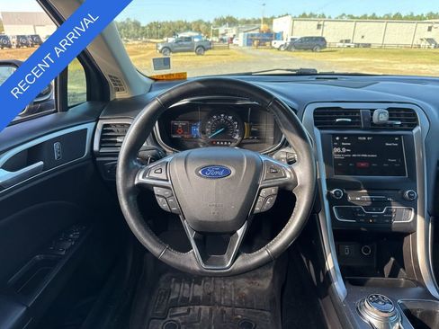 Used 2017 Ford Fusion SE w/ Equipment Group 201A image 11