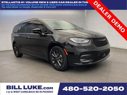 New 2025 Chrysler Pacifica Select w/ Fav Edition Package
