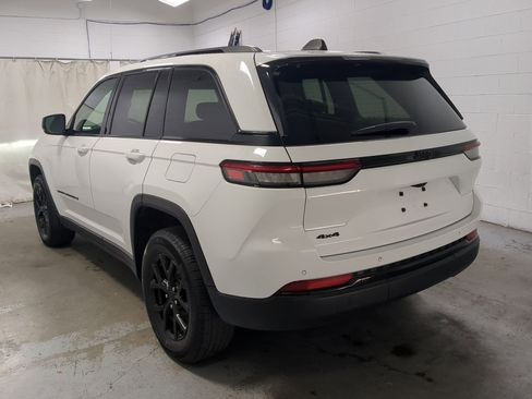 Certified 2024 Jeep Grand Cherokee Altitude image 8