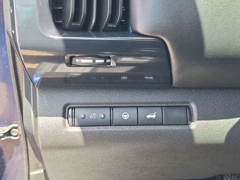 Used 2025 Nissan Pathfinder SV FWD image 17