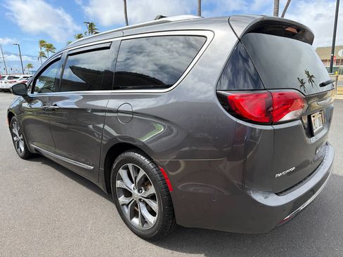 Used 2017 Chrysler Pacifica Limited FWD image 4