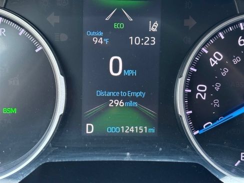 Used 2021 Toyota RAV4 LE AWD/4WD image 10