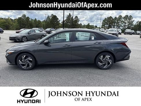 Used 2025 Hyundai Elantra Sport FWD image 9