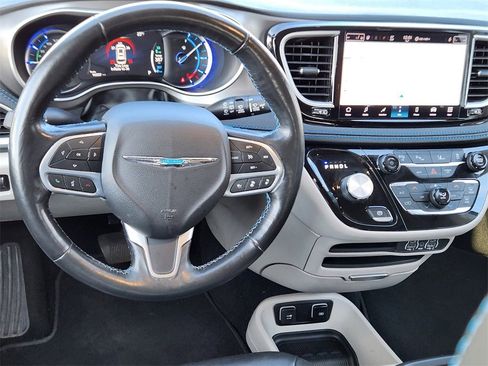 Used 2021 Chrysler Pacifica Touring-L image 18