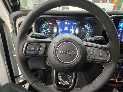 Used 2025 Jeep Wrangler Sport S image 21