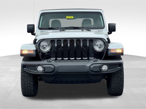 Used 2022 Jeep Gladiator Willys AWD/4WD image 2