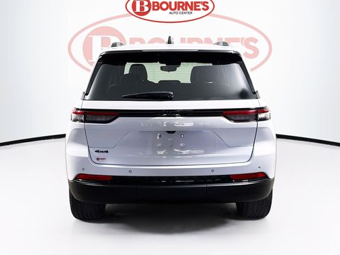 Used 2022 Jeep Grand Cherokee Altitude AWD/4WD image 9