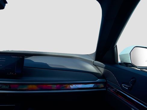 Used 2024 BMW 760i xDrive w/ Executive Package image 19