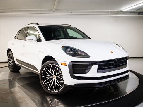 Certified 2026 Porsche Macan AWD/4WD image 9