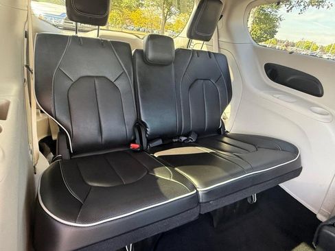 Used 2024 Chrysler Pacifica Limited FWD image 10