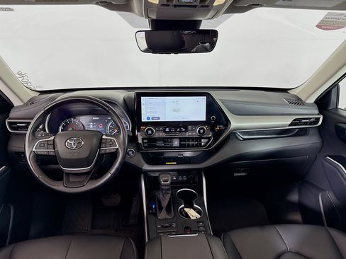 Certified 2023 Toyota Highlander XLE image 23