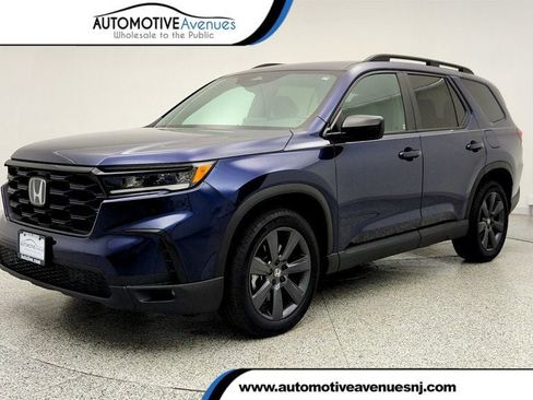 Used 2025 Honda Pilot Sport image 1