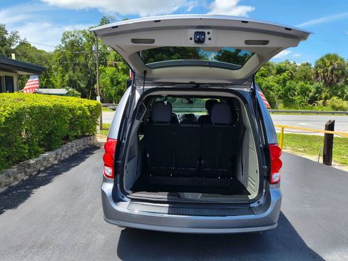 Used 2019 Dodge Grand Caravan SXT image 12