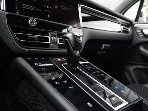 Certified 2024 Porsche Macan AWD/4WD image 27
