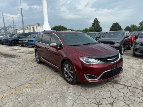 Used 2018 Chrysler Pacifica Limited w/ Tire & Wheel Group FWD image 4