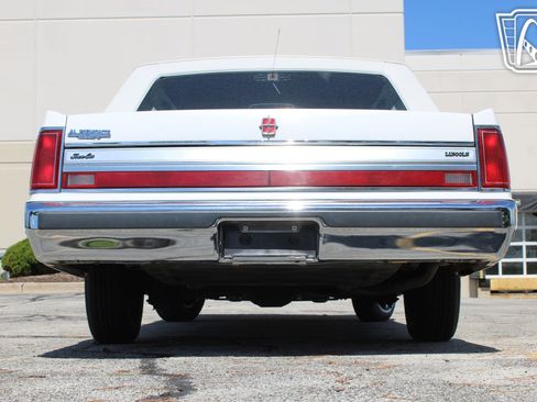 Used 1988 Lincoln Town Car Signature RWD image 12