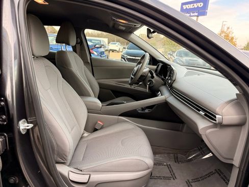 Used 2021 Hyundai Elantra SE image 19