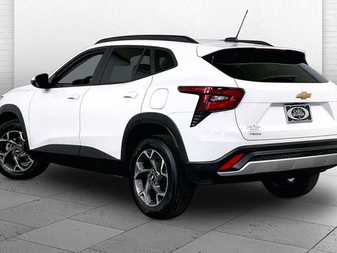 Used 2025 Chevrolet Trax LT w/ LT Convenience Package image 11