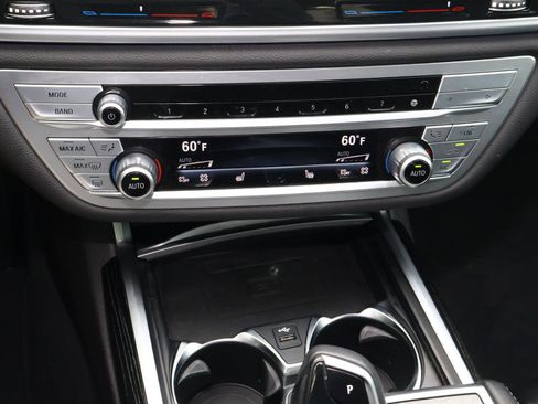 Used 2022 BMW 740i image 28