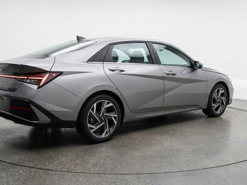 Used 2025 Hyundai Elantra Limited FWD image 9