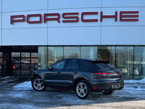 Certified 2023 Porsche Macan image 3
