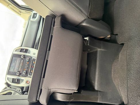 Used 2021 Nissan Titan SV image 17