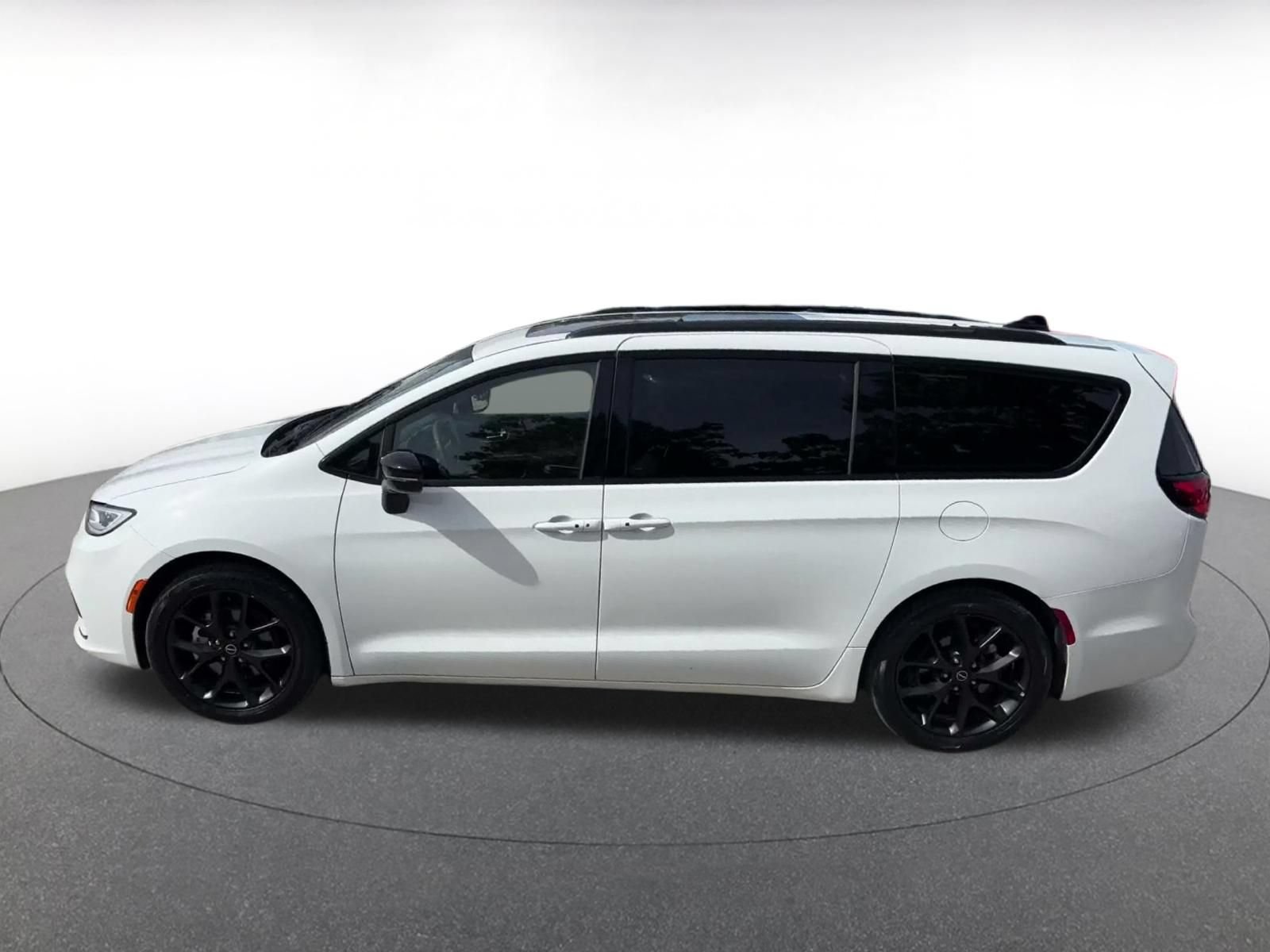 Used 2025 Chrysler Pacifica Limited FWD image 8