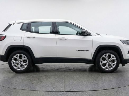Used 2025 Jeep Compass Latitude AWD/4WD image 11