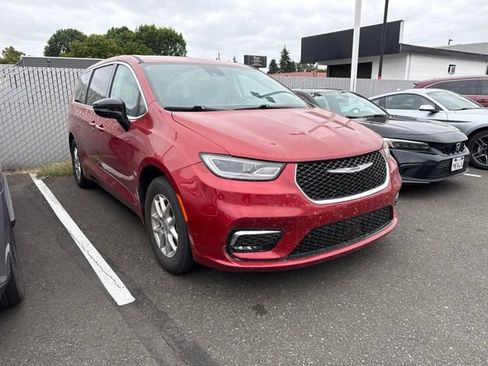 Used 2024 Chrysler Pacifica Touring-L FWD image 2
