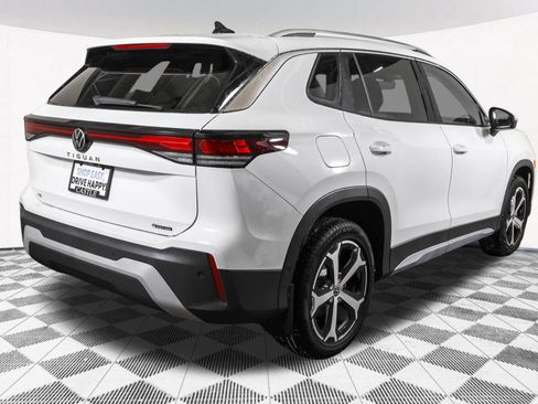 Used 2026 Volkswagen Tiguan SE w/ Panoramic Sunroof Package AWD/4WD image 13