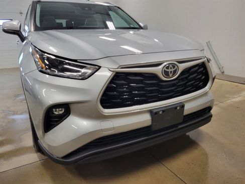Used 2021 Toyota Highlander XLE AWD/4WD image 14